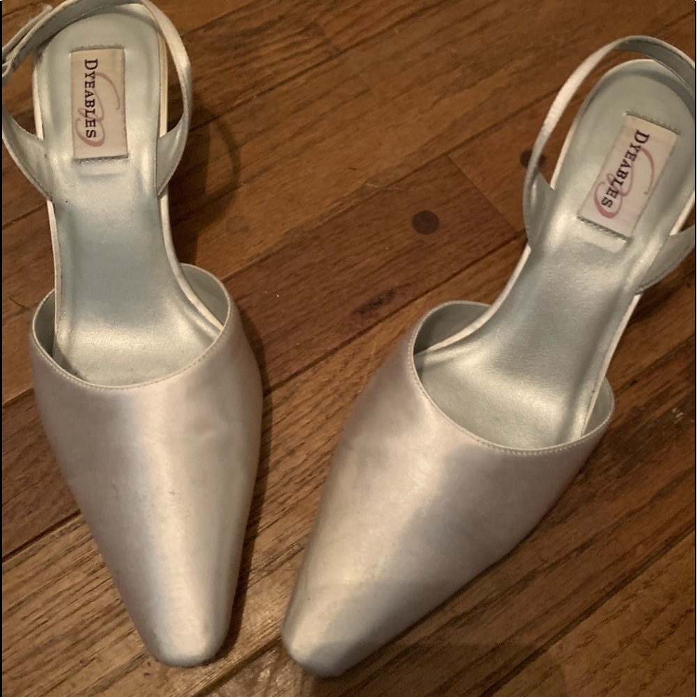 Women’s size 9 off-white wedding shoes. Worn once!